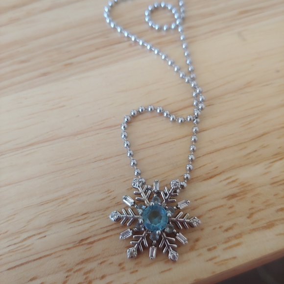 Snowflake necklace - Picture 2 of 3
